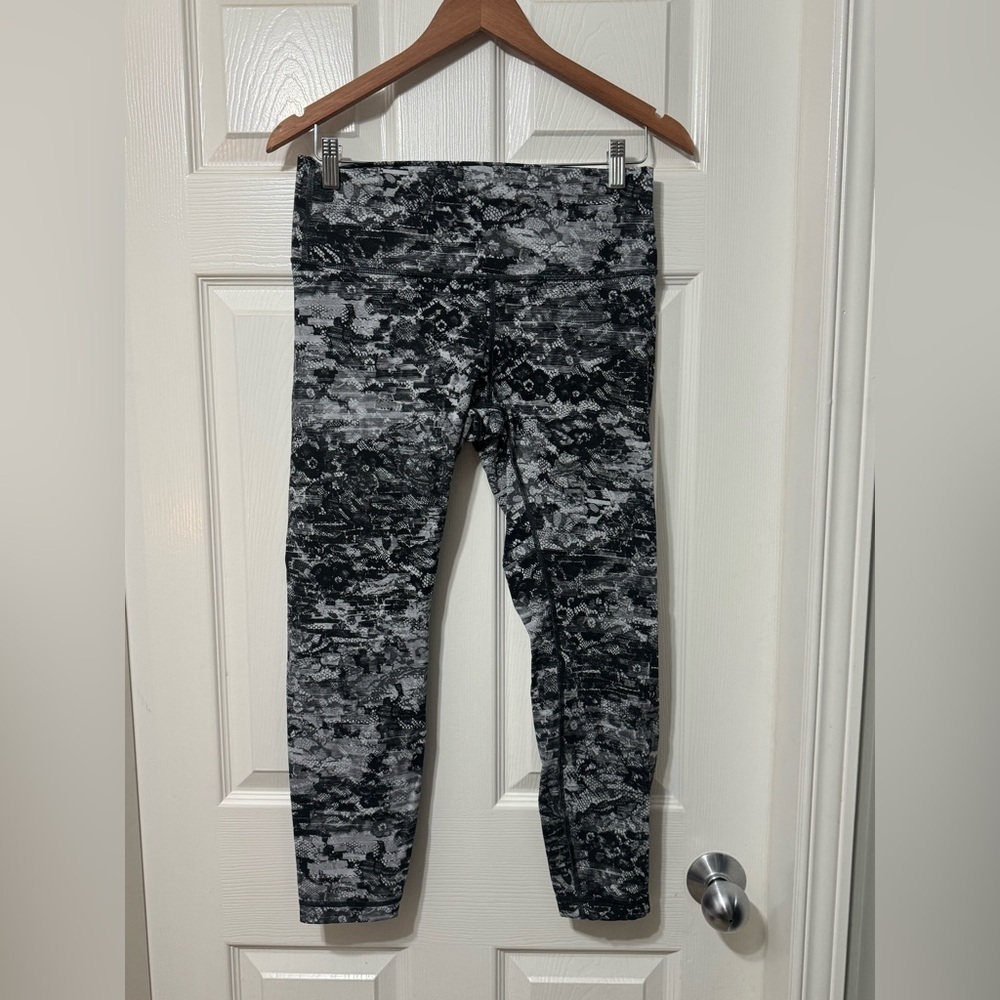 Lululemom wunder under high rise tight tight size 10 euc